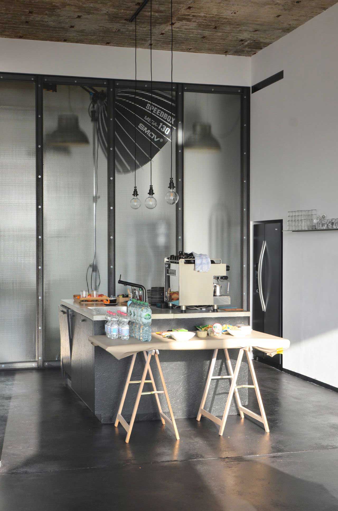 Betonová podlaha – základ kuchyně v industriálním stylu